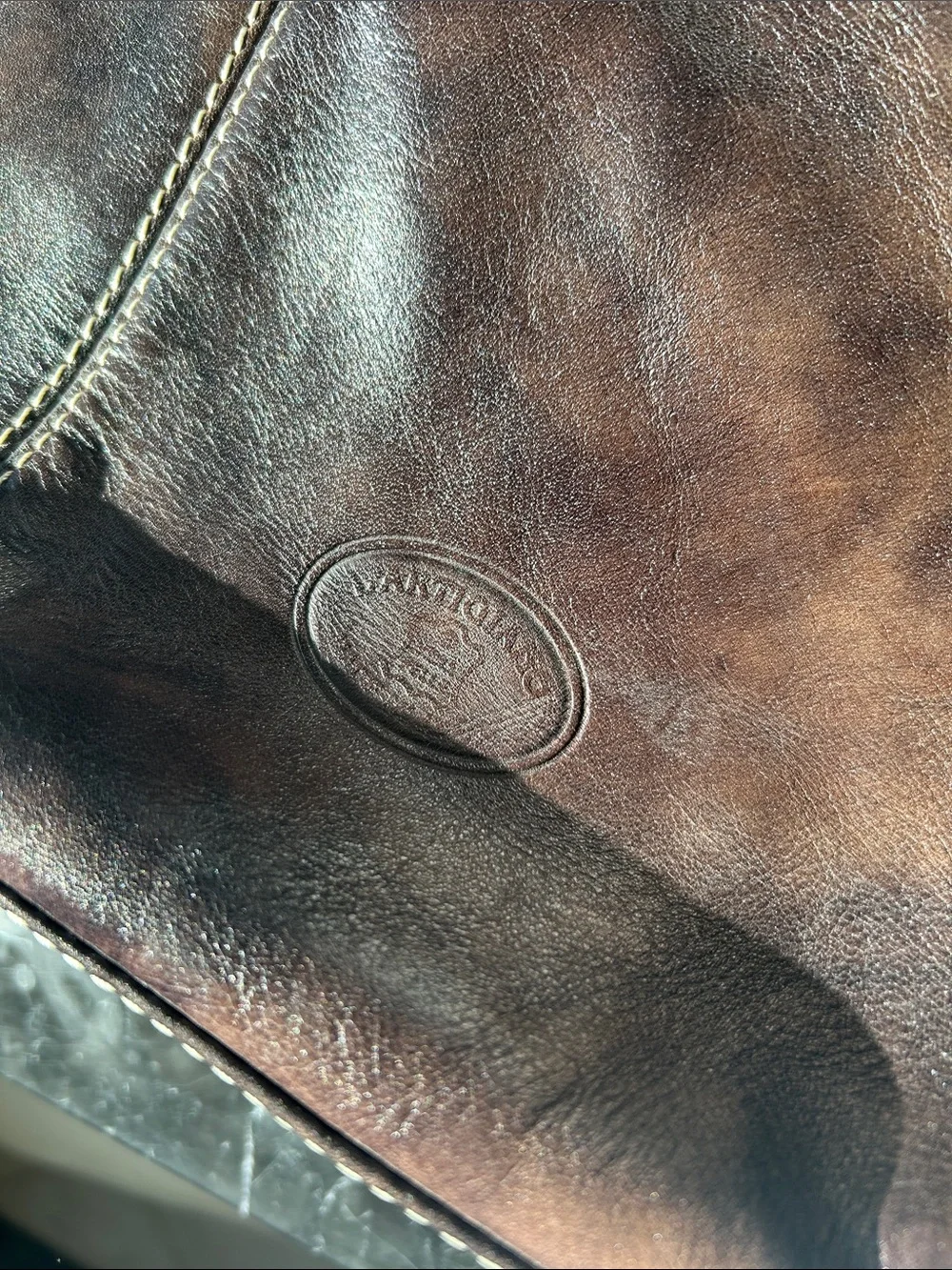 Vintage-Inspired Brown Leather Ring-Handle Bag - Picture 3 of 6